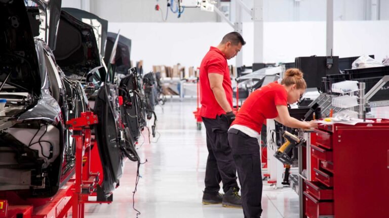 Tesla ve un crecimiento del 40% en empleados a tiempo completo en 2021 a casi 100,000