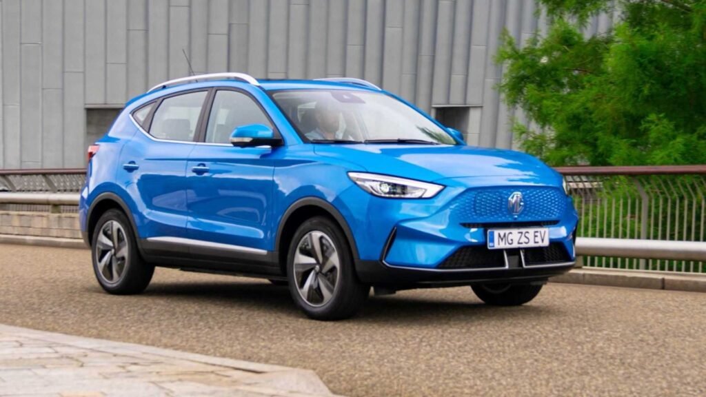 2021 mg zs ev dynamic driving front right side