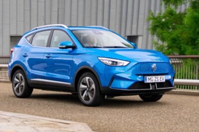 2021 mg zs ev dynamic driving front right side