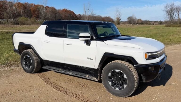 GMC Hummer EV se enfrenta a Rivian R1T en la puntuación de Doug DeMuro.