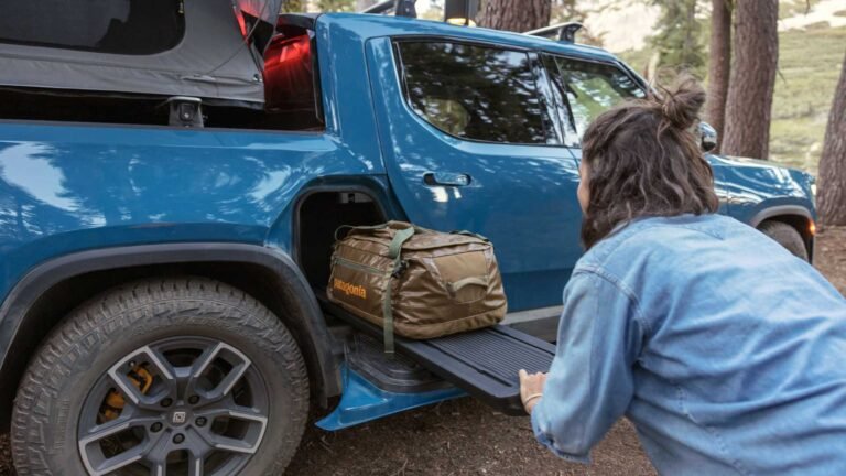 Los propietarios de Rivian comparten información sobre actualizaciones recientes en el aire