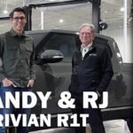 Mira a Sandy Munro ver R1T con el CEO de Rivian, RJ Scaringe