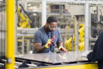 4 razones por las que los envíos de paneles solares en EE. UU. Batieron récords en 2020 1 First Solar Ohio factory