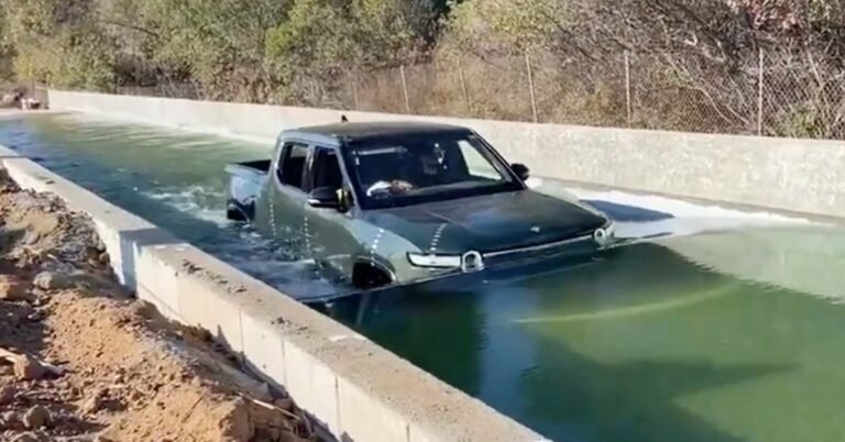 Vea cómo el R1T de Rivian navega fácilmente a través de al menos tres pies de agua