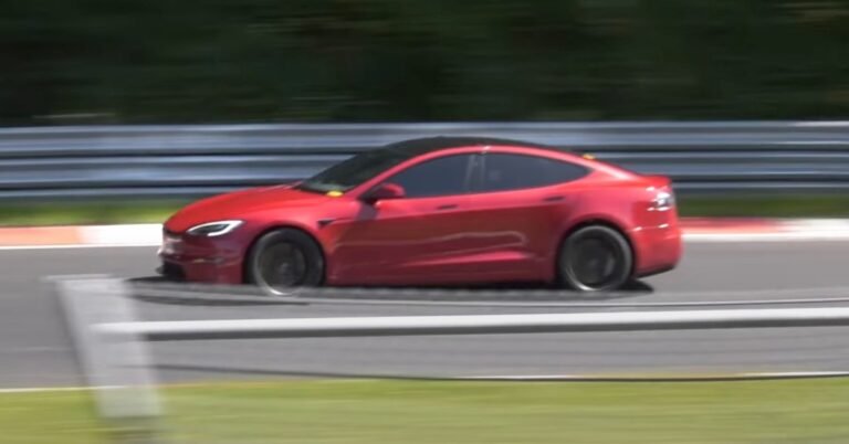 Mira el Tesla Model S Plaid con Track Mode recorrer la pista de carreras de Nürburgring