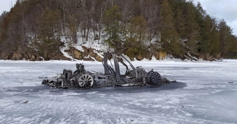 El misterio de un Tesla encontrado destruido en un lago helado se resuelve y es una historia salvaje