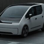 El coche de llegada se asemeja a un Fiat Multipla futurista para un paseo.