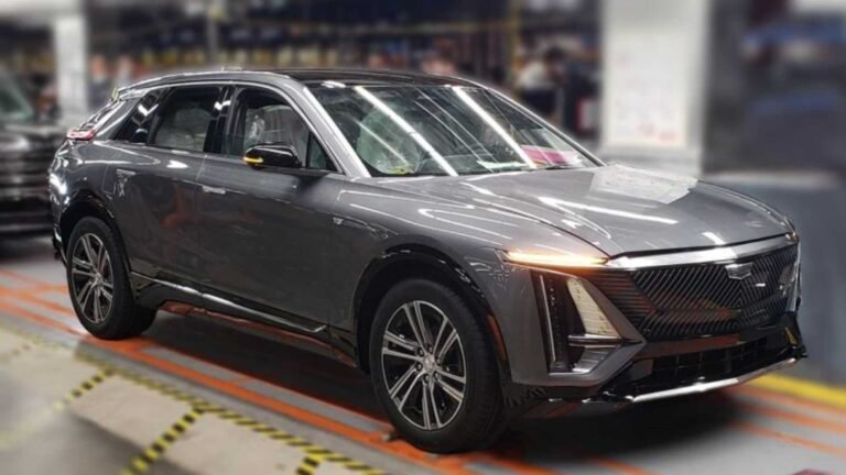 El primer Cadillac Lyriq de preproducción sale de la línea