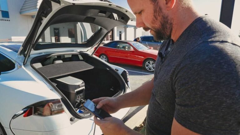 Esta batería portátil de 3,5 kWh ayudó a que el Stranded Model S volviera a moverse