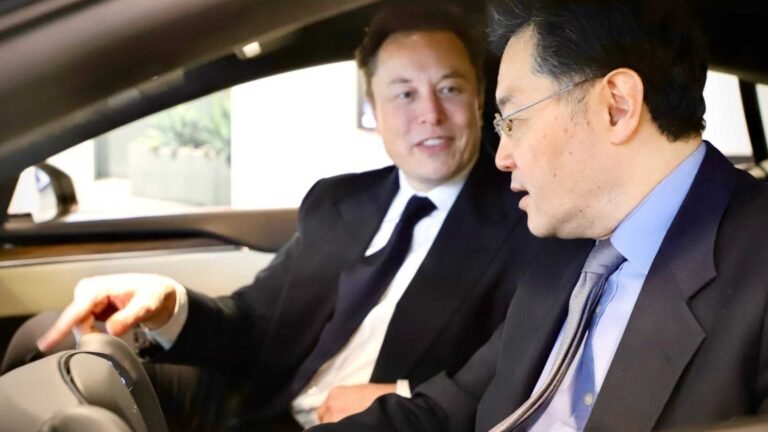 Elon Musk lleva al embajador chino a EE. UU. a dar un paseo en el Model S Plaid