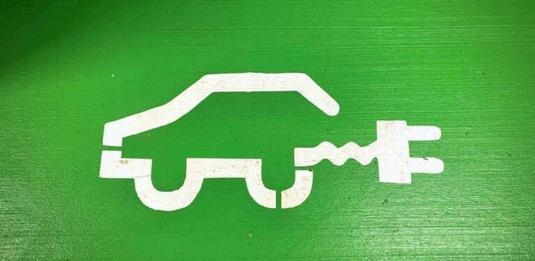 ¿Cuáles son los beneficios de conducir un coche eléctrico?