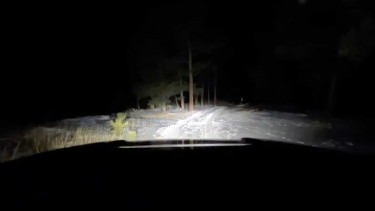 Rivian R1T sube por un sendero nevado y empinado por la noche como un campeón.