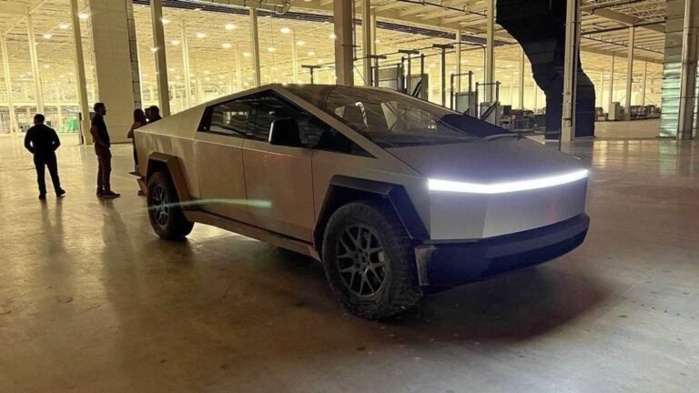 Según los informes, Joe Rogan lleva a Tesla Cybertruck a dar un paseo rápido