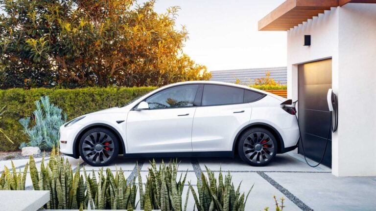 Tesla se lleva a casa tres premios Kelley Blue Book 2022 Brand Image Awards