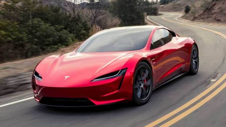 Tesla trabaja ‘febrilmente’ en el nuevo Roadster, dice el jefe de diseño