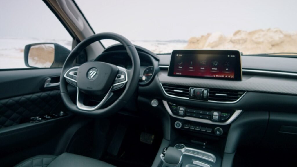 Vista interior de cabina pickup durante prueba de conducción mostrando salpicadero y experiencia de manejo desde perspectiva del conductor interior Foton Tunland G7