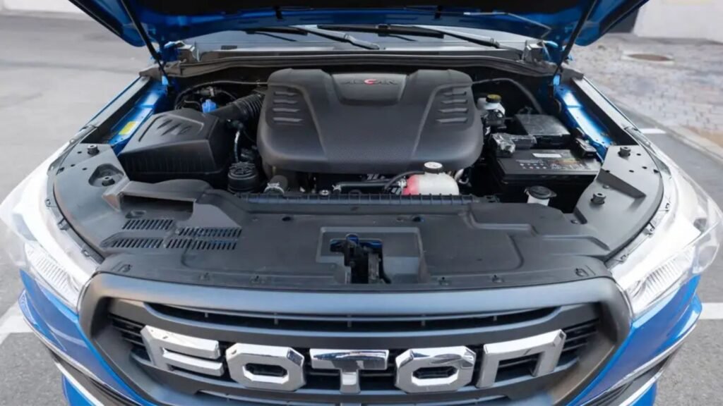 Vista detallada del compartimento motor de pickup mostrando componentes diésel y especificaciones técnicas de vehículos comerciales motor Foton Tunland G7