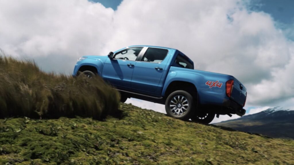 Pickup truck cargada con materiales de construcción demostrando capacidad de carga y diseño orientado al trabajo profesional seguridad Foton Tunland G7
